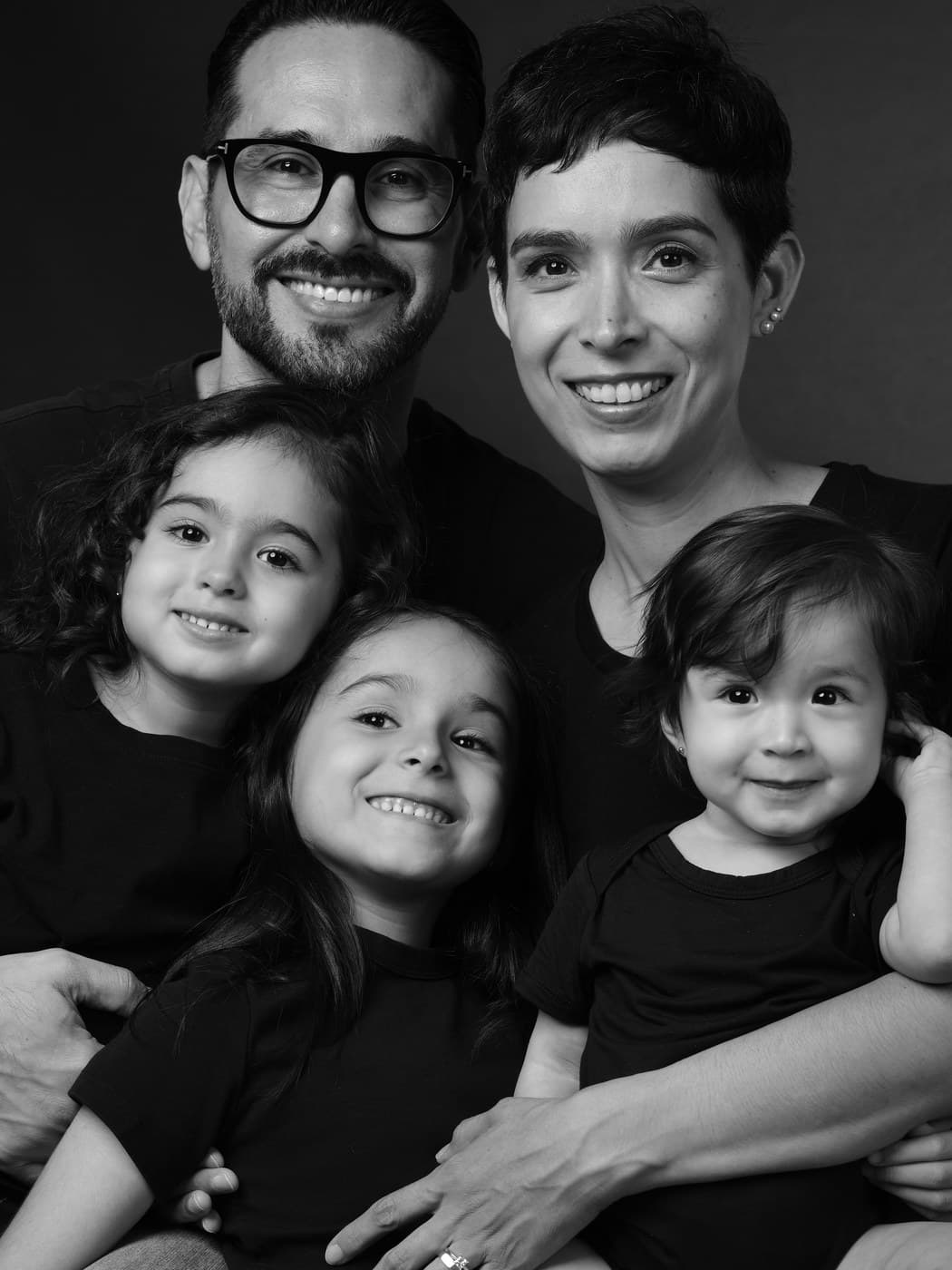 Paola y José Luis con sus tres hijas